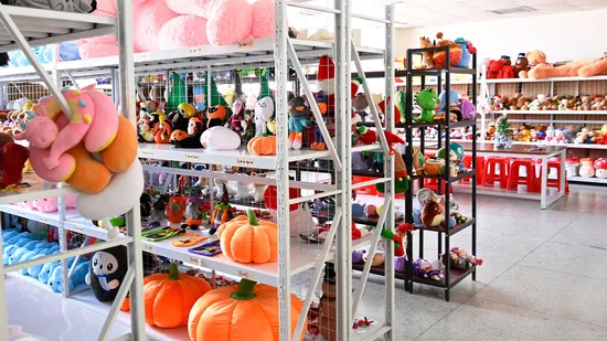 Bolsa transversal preta com design simples e display de pin personalizado Ita Bag